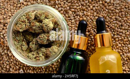 Produits cosmétiques pour la marijuana, huile de CBD.Substance médicinale de chanvre sur le fond de graines de cannabis.Soin naturel aux plantes, usage médical, thérapie de chanvre. Banque D'Images