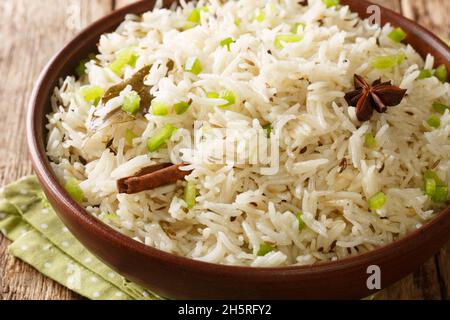 Le riz Jeera est un plat de riz populaire ayant la saveur de cumin et d'autres épices dans le bol sur la table.Horizontale Banque D'Images