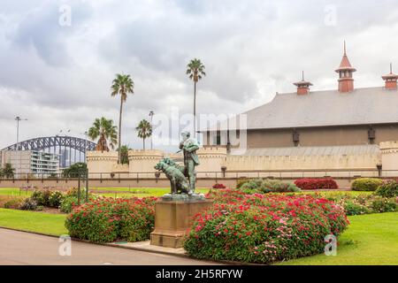 La fausse statue de bronze Huntsman and Dogs d'Henri Alfred Marie Jacquemart aux jardins botaniques royaux de Sydney. Banque D'Images