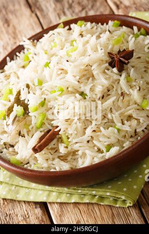 Riz Jeera parfait riz indien cumin gros plan dans le bol sur la table.Verticale Banque D'Images