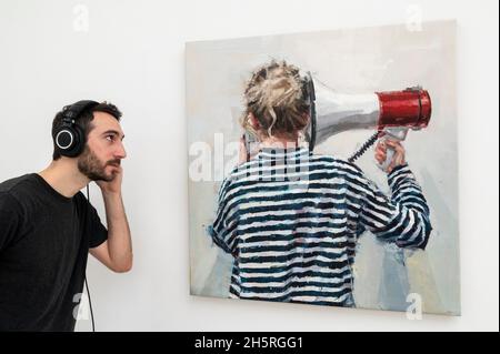 Londres, Royaume-Uni.11 novembre 2021.Un membre du personnel voit 'Silence' par Helen Bur.Aperçu de Silent Shout le premier musée en solo de l'artiste britannique Helen Bur.L'exposition se déroule à la Galerie Saatchi du 12 novembre au 5 décembre 2021.Credit: Stephen Chung / Alamy Live News Banque D'Images