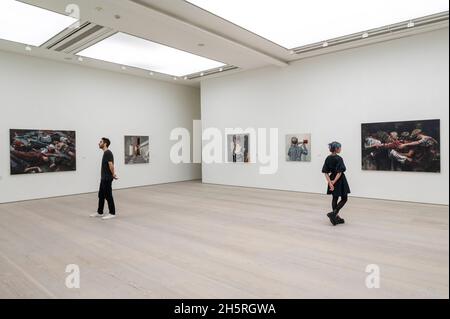 Londres, Royaume-Uni.11 novembre 2021.Une vue générale de l'espace d'exposition.Aperçu de Silent Shout le premier musée en solo de l'artiste britannique Helen Bur.L'exposition se déroule à la Galerie Saatchi du 12 novembre au 5 décembre 2021.Credit: Stephen Chung / Alamy Live News Banque D'Images