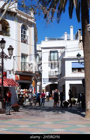 Rue commerçante touristique de la vieille ville, Nerja, Espagne. Banque D'Images