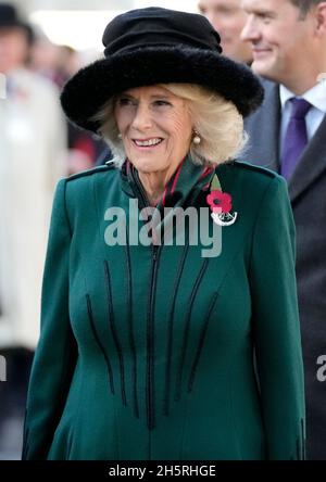 La duchesse de Cornwall rencontre des anciens combattants et des représentants des forces armées alors qu'elle assiste à un service pour se souvenir des morts de guerre le jour de l'armistice au 93e champ du souvenir à l'abbaye de Westminster à Londres, qui a lieu dans les jardins de l'abbaye depuis novembre 1928.Date de la photo: Jeudi 11 novembre 2021. Banque D'Images