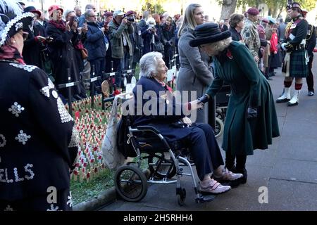 La duchesse de Cornwall rencontre des anciens combattants et des représentants des forces armées alors qu'elle assiste à un service pour se souvenir des morts de guerre le jour de l'armistice au 93e champ du souvenir à l'abbaye de Westminster à Londres, qui a lieu dans les jardins de l'abbaye depuis novembre 1928.Date de la photo: Jeudi 11 novembre 2021. Banque D'Images