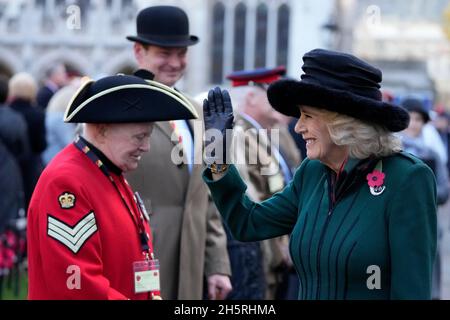 La duchesse de Cornwall rencontre des anciens combattants et des représentants des forces armées alors qu'elle assiste à un service pour se souvenir des morts de guerre le jour de l'armistice au 93e champ du souvenir à l'abbaye de Westminster à Londres, qui a lieu dans les jardins de l'abbaye depuis novembre 1928.Date de la photo: Jeudi 11 novembre 2021. Banque D'Images