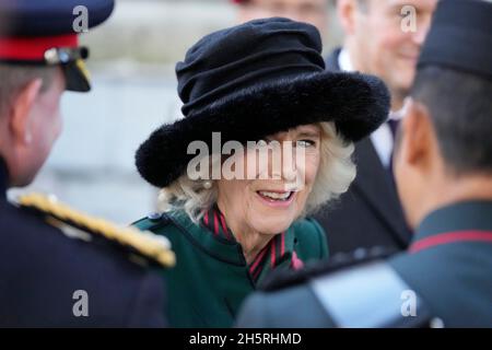 La duchesse de Cornwall rencontre des anciens combattants et des représentants des forces armées alors qu'elle assiste à un service pour se souvenir des morts de guerre le jour de l'armistice au 93e champ du souvenir à l'abbaye de Westminster à Londres, qui a lieu dans les jardins de l'abbaye depuis novembre 1928.Date de la photo: Jeudi 11 novembre 2021. Banque D'Images