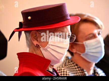 Berlin, Allemagne.11 novembre 2021.La reine Margrethe II du Danemark (l) et Elke Büdenbender, épouse du président allemand, visitent le Literaturhaus.Credit: Tobias Schwarz/AFP-Pool/dpa/Alay Live News Banque D'Images