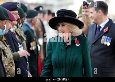 La duchesse de Cornwall rencontre des anciens combattants et des représentants des forces armées alors qu'elle assiste à un service pour se souvenir des morts de guerre le jour de l'armistice au 93e champ du souvenir à l'abbaye de Westminster à Londres, qui a lieu dans les jardins de l'abbaye depuis novembre 1928.Date de la photo: Jeudi 11 novembre 2021. Banque D'Images