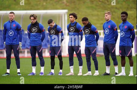 Sam Johnstone, Jack Grealish, Phil Foden, Trent Alexander-Arnold, Raheem Sterling,Emile Smith Rowe et Bukayo Saka (gauche-droite) observent un silence pour le jour du souvenir avant une séance d'entraînement au parc St George, Burton-upon-Trent.Date de la photo: Jeudi 11 novembre 2021. Banque D'Images