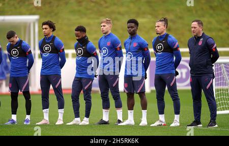 En Angleterre, Phil Foden, Trent Alexander-Arnold, Raheem Sterling, Emile Smith Rowe, Bukayo Saka,Kalvin Phillips et le directeur adjoint Steve Holland (gauche-droite) observent un silence pour le jour du souvenir avant une séance d'entraînement au parc St George, Burton-upon-Trent.Date de la photo: Jeudi 11 novembre 2021. Banque D'Images