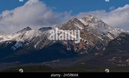 Belle vue sur la majestueuse Pyramide Mountain (2,766 m) avec sommet enneigé dans les montagnes Rocheuses, dans le parc national Jasper, Alberta, Canada en automne. Banque D'Images