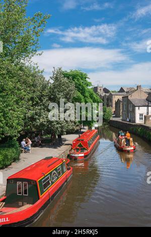 Canal du Royaume-Uni, vue en été de bateaux étroits colorés sur le canal de la branche de Springs à Skipton, dans le North Yorkshire, Angleterre, Royaume-Uni Banque D'Images