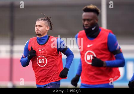 En Angleterre, Kalvin Phillips et Tammy Abraham (à droite) lors d'une séance d'entraînement au parc St George, Burton-upon-Trent.Date de la photo: Jeudi 11 novembre 2021. Banque D'Images