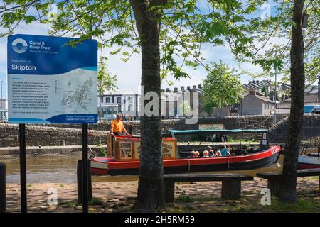 Canal de Skipton bateau étroit, vue en été des touristes appréciant un voyage sur le canal de Leeds et Liverpool à Skipton, North Yorkshire, Angleterre, Royaume-Uni Banque D'Images