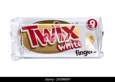 SWINDON, Royaume-Uni - 11 NOVEMBRE 2021 : paquet de 9 barres de chocolat Twix White Fingers isolées sur blanc.Twix est une barre de chocolat fabriquée par Mars et composée de Banque D'Images