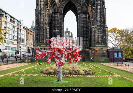 Édimbourg, Écosse, Royaume-Uni, 11 novembre 2021.Jardin du souvenir : l'arbre du souvenir et des croix de pavot en face du monument Scott juste avant le service à 11h00 dans Princes Street Garden Banque D'Images