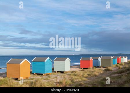 FINDHORN, MORAY, ÉCOSSE - 10 NOVEMBRE 2021 : il s'agit des huttes de Findhorn Beach à Moray, Écosse. Banque D'Images
