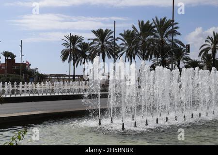 Parc avec fontaines dans la zone portuaire de la ville d'Almería, Andalousie, Espagne Banque D'Images