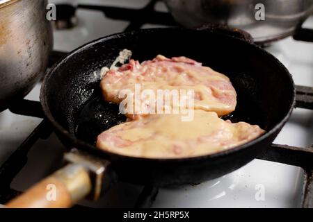 La viande hachée dans la pâte est frite dans une casserole.Cuisson de nourriture à base de viande. Banque D'Images