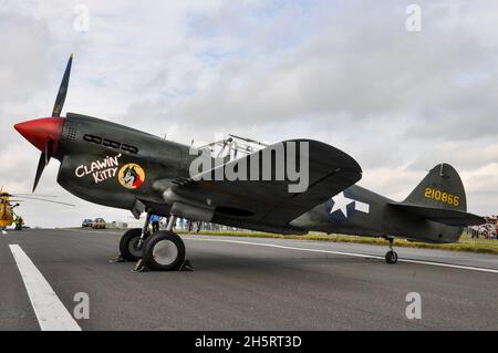 Curtiss P-40 Kittyhawk G-KITT de Hangar 11 au spectacle aérien de Biggin Hill.Portant un programme temporaire lavable à l'eau, après avoir filmé le film Red Tails.Art du nez Banque D'Images