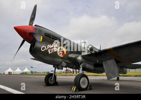 Curtiss P-40 Kittyhawk G-KITT de Hangar 11 au spectacle aérien de Biggin Hill.Portant un programme temporaire lavable à l'eau, après avoir filmé le film Red Tails.Art du nez Banque D'Images