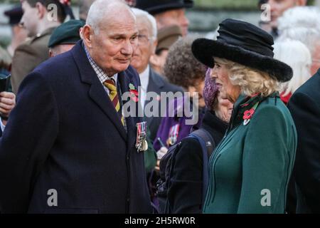 Londres, Royaume-Uni.11 novembre 2021.La duchesse de Cornwall assiste au 93e champ du souvenir à l'abbaye de Westminster.Son Altesse Royale rencontre également des anciens combattants et des représentants des Forces armées, des cadets et des bénévoles qui ont mis en place les croix.Credit: Imagetraceur/Alamy Live News Banque D'Images