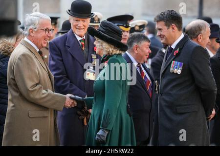 Londres, Royaume-Uni.11 novembre 2021.La duchesse de Cornwall assiste au 93e champ du souvenir à l'abbaye de Westminster.Son Altesse Royale rencontre également des anciens combattants et des représentants des Forces armées, des cadets et des bénévoles qui ont mis en place les croix.Credit: Imagetraceur/Alamy Live News Banque D'Images