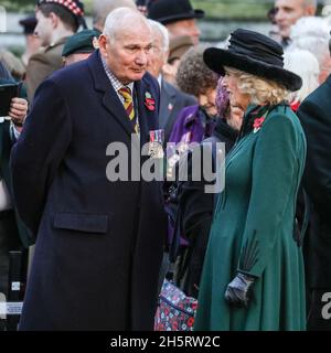 Londres, Royaume-Uni.11 novembre 2021.La duchesse de Cornwall assiste au 93e champ du souvenir à l'abbaye de Westminster.Son Altesse Royale rencontre également des anciens combattants et des représentants des Forces armées, des cadets et des bénévoles qui ont mis en place les croix.Credit: Imagetraceur/Alamy Live News Banque D'Images