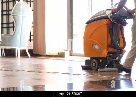 Nettoyer le plancher de lavage de l'hôtel en utilisant une machine spéciale de proximité Banque D'Images