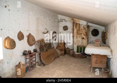 Chambre supérieure d'un cortijo traditionnel espagnol, maison de ferme, intacte pendant des décennies, avec des outils et éphémera autrefois utilisés dans la vie rurale.Almeria, Andalousie Banque D'Images