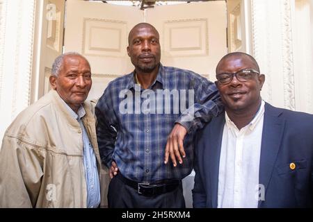 pic shows: Trois grands crus indiens de l'Ouest et Chevaliers d'Antigua Sir curieusement Ambrose, Sir Richie Richardson et Sir Andy Roberts à l'RO Banque D'Images