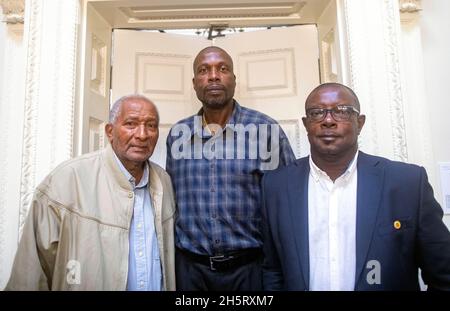 pic shows: Trois grands crus indiens de l'Ouest et Chevaliers d'Antigua Sir curieusement Ambrose, Sir Richie Richardson et Sir Andy Roberts à l'RO Banque D'Images
