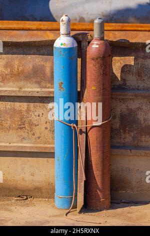 Deux grandes bouteilles soudage des bouteilles de gaz Equipement Banque D'Images