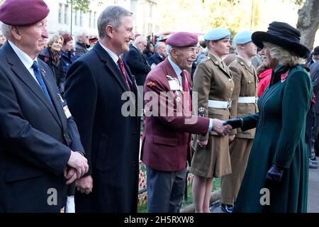 La duchesse de Cornwall rencontre des anciens combattants et des représentants des forces armées alors qu'elle assiste à un service pour se souvenir des morts de guerre le jour de l'armistice au 93e champ du souvenir à l'abbaye de Westminster à Londres, qui a lieu dans les jardins de l'abbaye depuis novembre 1928.Date de la photo: Jeudi 11 novembre 2021. Banque D'Images