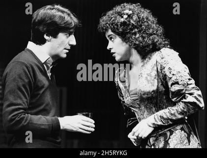 Tom Conti (Vernon Gersch), Gemma Craven (Sonia Walsk) en JOUANT NOTRE CHANSON au Shaftesbury Theatre, Londres WC2 01/10/1980 livre: Neil Simon paroles: Carole Bayer Sager musique: Marvin Hamlisch Set design: Douglas W Schmidt costumes: Ann Roth éclairage: Tharon Musser réalisateur: David Taylor Banque D'Images