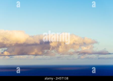 Commerce vents nuages réfléchis sur l'océan au coucher du soleil.Les vents commerciaux ou les easterlies sont les vents permanents dominants d'est en ouest qui circulent dans l'EE Banque D'Images