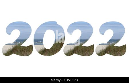 2022 texte pour la nouvelle année, texte avec des chiffres faits à partir d'un paysage avec plage, mer, ciel bleu et dunes, isolé sur fond blanc Banque D'Images