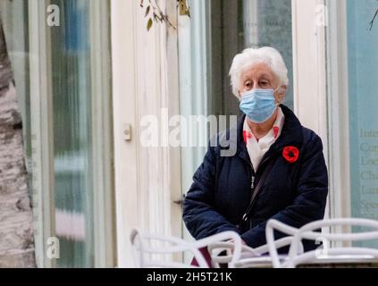 Armistice Day, Eastbourne, East Sussex, Royaume-Uni.11th novembre 2021.Femme dans le masque Covid paye son respect silencieux aux morts de guerre au mémorial de l'Armistice.Credit: Newspics UK South/Alamy Live News Banque D'Images