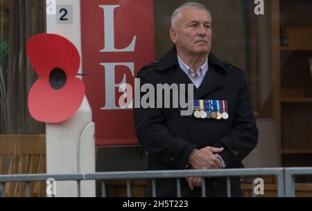 Armistice Day, Eastbourne, East Sussex, Royaume-Uni.11th novembre 2021.Ex militaire homme perdu profondément dans la pensée pendant les commémorations de l'armistice.Credit: Newspics UK South/Alamy Live News Banque D'Images