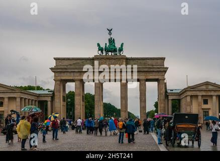 Belle vue sur le célèbre monument néoclassique de Berlin, la porte de Brandebourg (Brandenburger Tor) lors d'une journée de pluie à la Pariser Platz.La porte est l'une des... Banque D'Images