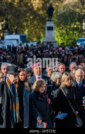 Londres, Royaume-Uni.11 novembre 2021.Les vétérans se rassemblent dans la rue King Charles et sont dirigés par la garde d'honneur du régiment de la RAF et d'un groupe de tuyaux - Un service de souvenir pour la journée d'armistice au Cenotaph.Crédit : Guy Bell/Alay Live News Banque D'Images