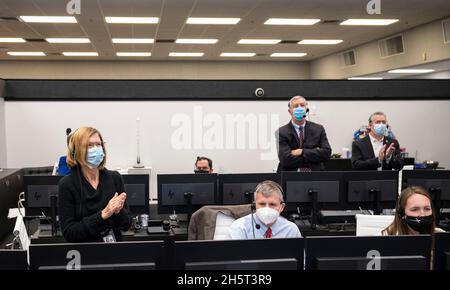 Cape Canaveral, États-Unis d'Amérique.10 novembre 2021.SpaceX et les membres de l'équipe de la NASA surveillent le lancement de la fusée SpaceX Falcon 9 transportant la mission NASA SpaceX Crew-3 depuis le contrôle de la mission au Kennedy Space Center le 10 novembre 2021 à Cape Canaveral, en Floride.L'équipage des astronautes de la NASA Raja Chari, Tom Marshburn, Kayla Barron et l'astronaute de l'Agence spatiale européenne Matthias Maurer passeront six mois à la Station spatiale internationale.Crédit : Aubrey Gemignani/NASA/Alay Live News Banque D'Images