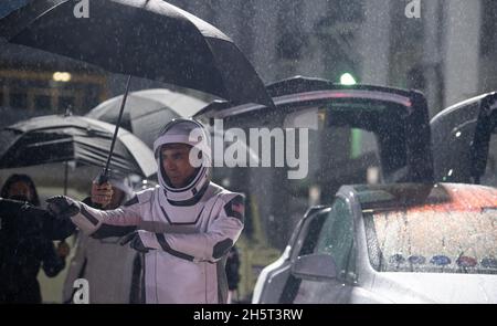 Cape Canaveral, États-Unis d'Amérique.10 novembre 2021.L'astronaute Raja Chari de la NASA SpaceX Crew-3 part du bâtiment Neil A. Armstrong Operations and Checkout pour le complexe de lancement 39A au Kennedy Space Center le 10 novembre 2021 à Cape Canaveral, en Floride.De gauche à droite se trouvent l'astronaute Matthias Maurer, les astronautes de la NASA Tom Marshburn, Raja Chari et Kayla Barron.Credit: Joel Kowsky/NASA/Alamy Live News Banque D'Images