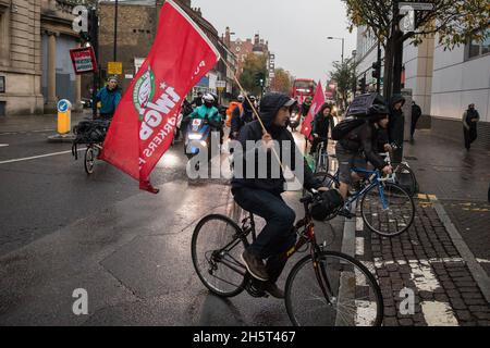 Londres, Royaume-Uni.10 novembre 2021.Les voyageurs de livraison de nourriture en grève qui sont membres du syndicat des travailleurs indépendants de Grande-Bretagne (IWGB) participent à un convoi à l'Hôtel de ville de Hackney pour demander un parking gratuit et sûr.Les cavaliers ont décidé de frapper après avoir été contraints par la direction du restaurant et les autorités locales d'attendre les commandes dans un parking plus loin des restaurants, en particulier la branche Dalston de McDonalds, et sans toilettes ni abri.Crédit : Mark Kerrison/Alamy Live News Banque D'Images