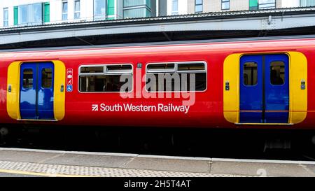 Epsom Surrey Angleterre Royaume-Uni, novembre 7 2021, South Western Railway train attendant à la gare d'Epsom sur la route de Waterloo Station Londres Banque D'Images