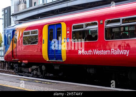 Epsom Surrey Angleterre Royaume-Uni, novembre 7 2021, South Western Railway train attendant à la gare d'Epsom sur la route de Waterloo Station Londres Banque D'Images