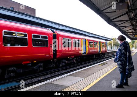 Epsom Surrey Angleterre Royaume-Uni, novembre 7 2021, South Western Railway train attendant à la gare d'Epsom sur la route de Waterloo Station Londres Banque D'Images