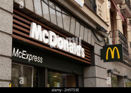 Madrid, Espagne - 25 novembre 2020 : logo de la société de restauration rapide McDonald's, situé sur la façade de l'un de ses magasins, dans la rue Goya Banque D'Images