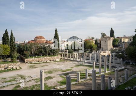 Athènes, Grèce.Novembre 2021.Une vie de l'agora romaine, construite par les Romains entre 19 et 11 av. J.-C. avec colonnes et tour octogonale Banque D'Images